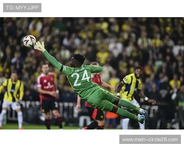 曼联门将奥纳纳高接抵挡，半场已做出5次关键扑救。